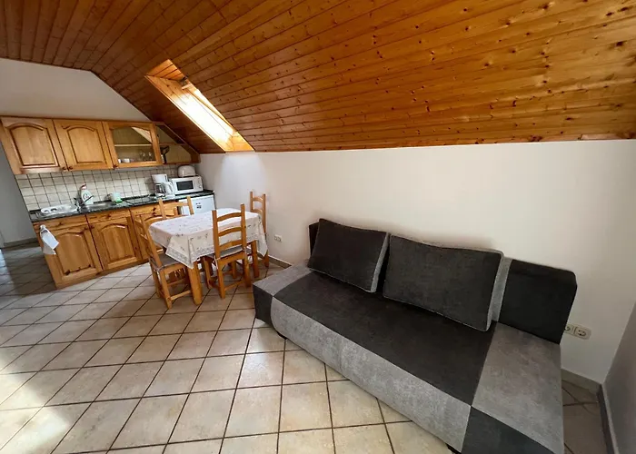 Lucky מלון דירות 4*